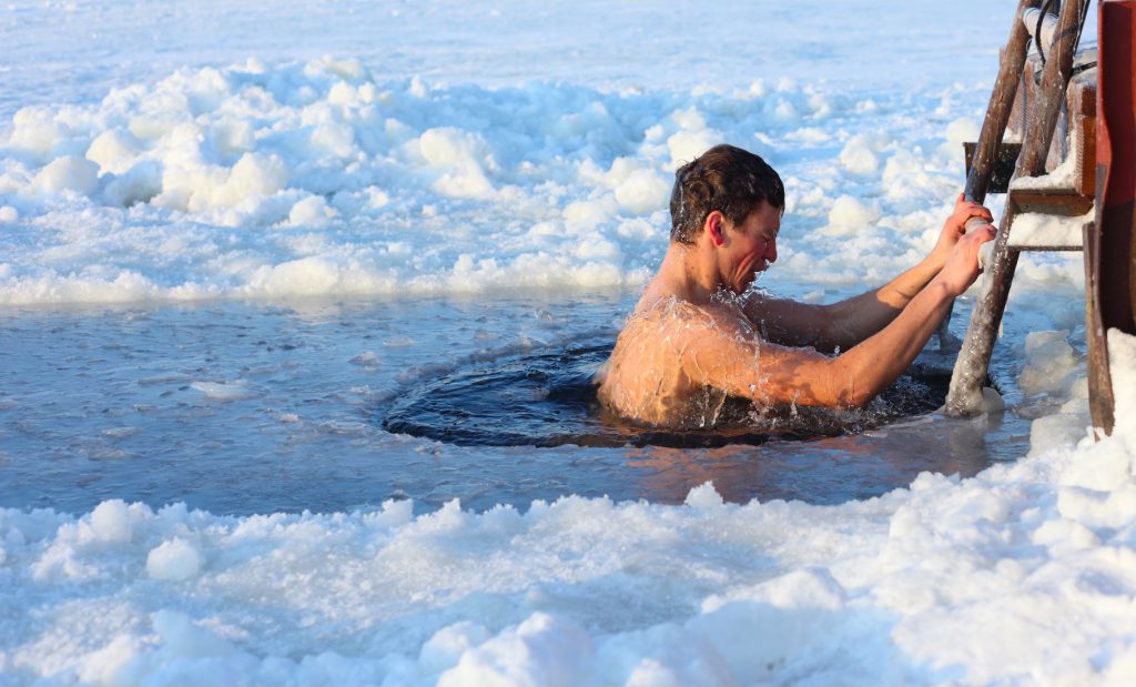 pływanie zimą to ekstremalny sport